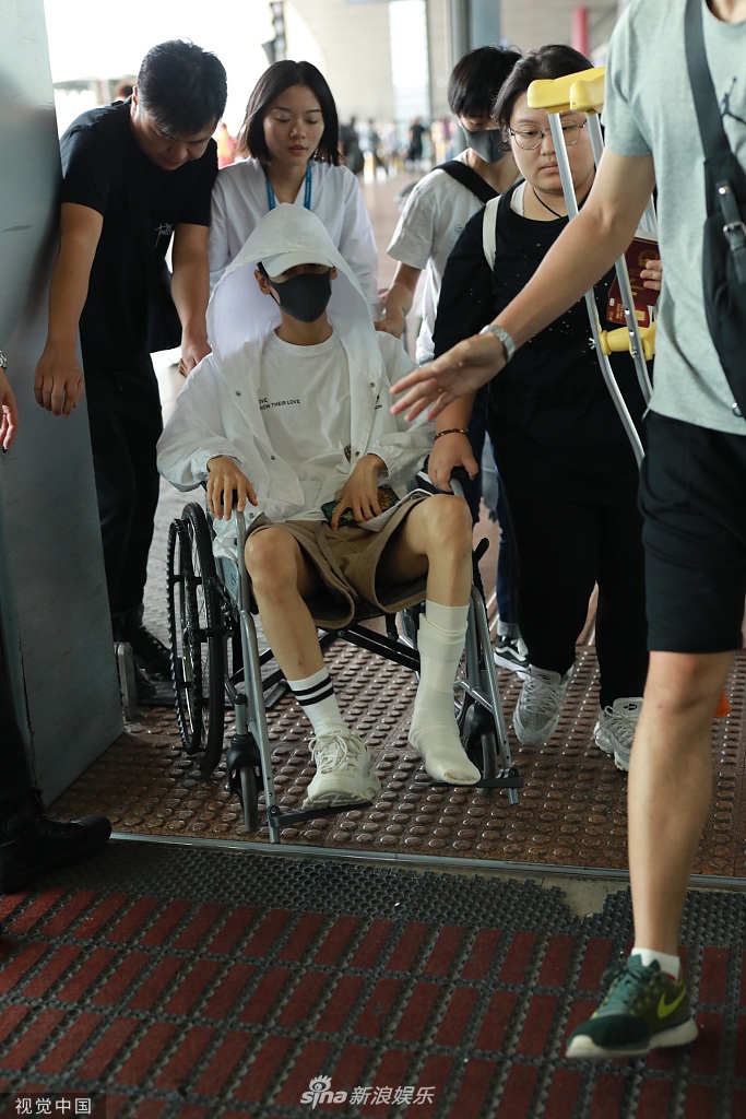 罗云熙脚部受伤打绷带坐轮椅包裹严实身材消瘦惹人心疼