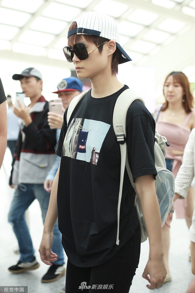 李宇春素颜戴墨镜羞涩抿嘴衣着休闲背双肩包学生气十足