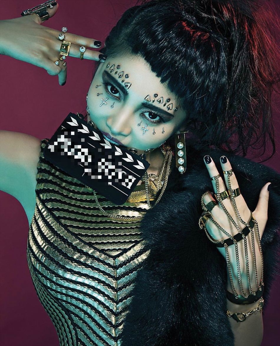 徐冬冬金属烟熏妆夸张恐怖 网友:吓哭隔壁小孩了