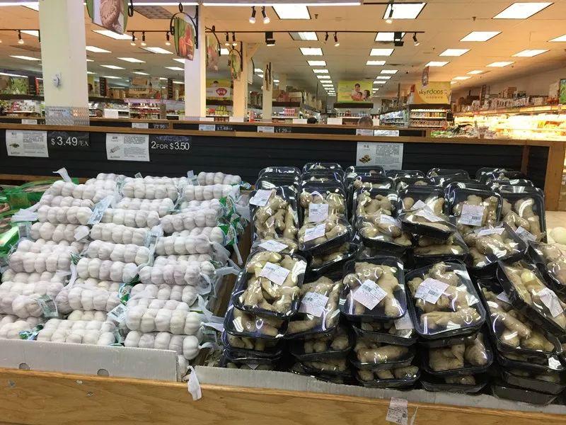 美国超市里摆在一起出售的生姜和大蒜。 新华社记者夏林 摄