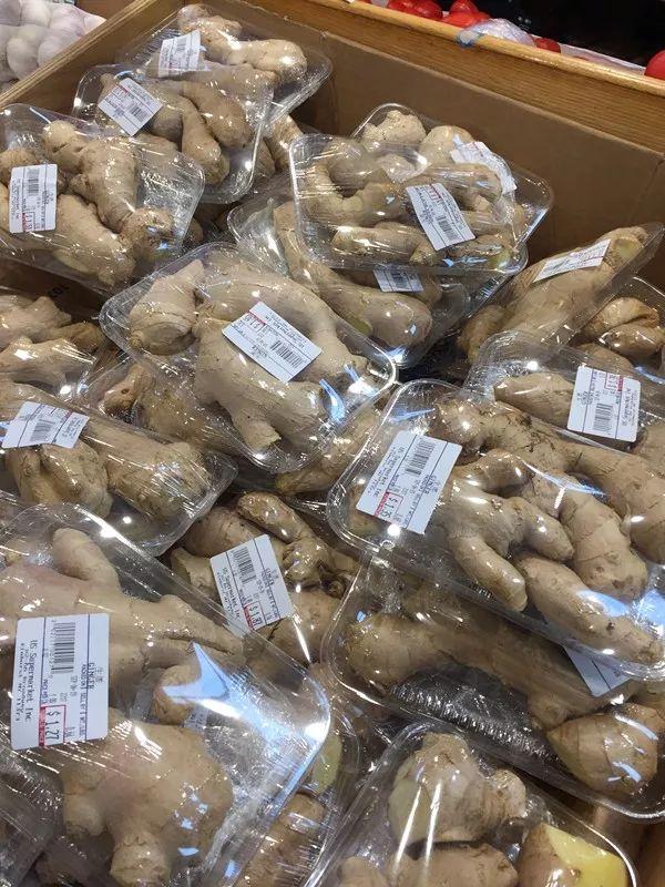 美国超市出售的中国生姜，每磅1.99美元。 新华社记者夏林 摄