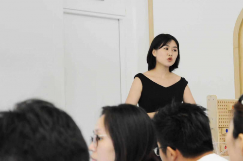 与知学院园长陈昱女士为家长介绍与知学院