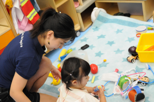 与知学院老师同小朋友玩耍