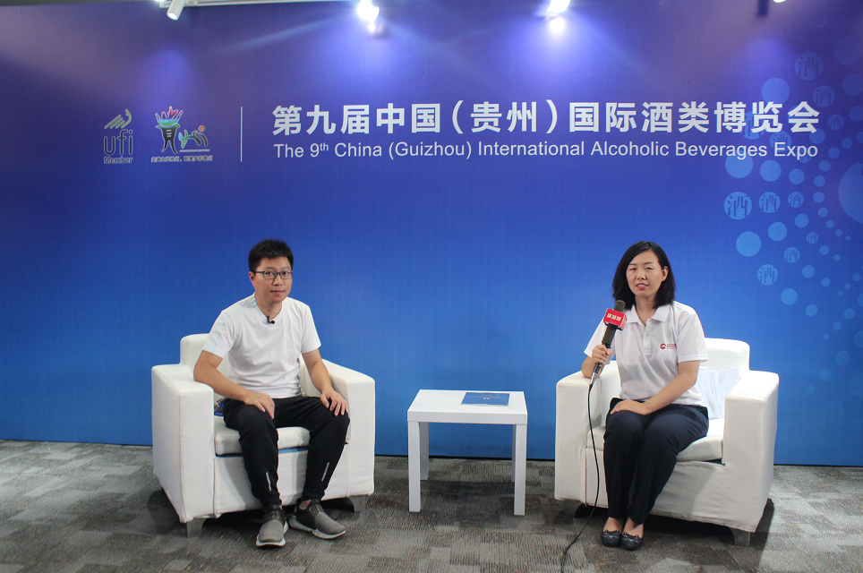 图为水城县茶叶发展有限公司销售总经理黄定能接受环球网记者专访