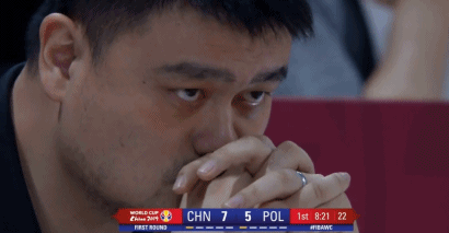 男篮世界杯中国对阵波兰一战中，姚明表情沉重。
