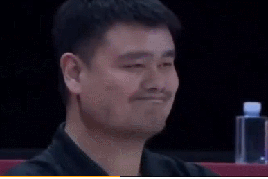 男篮世界杯小组赛，中国对阵波兰，姚明坐在看台上频频摇头。