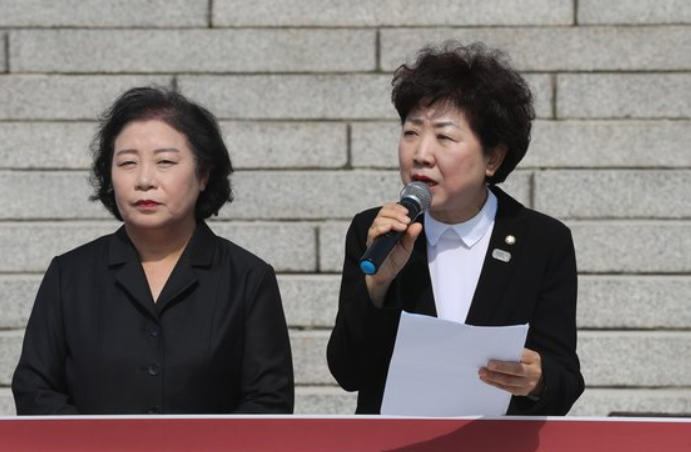 11日，两名女政客加入剃发抗议行列（韩联社）
