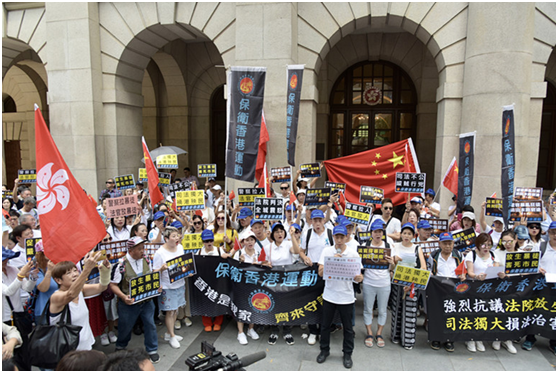 12日下午，香港民间团体“保卫香港运动”在终审法院外抗议(图片来源：香港中通社)