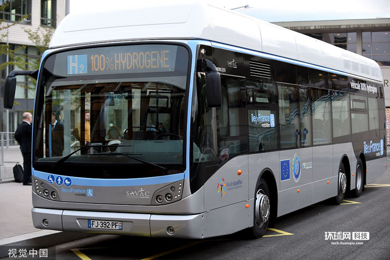 法国首辆氢动力巴士上路试运行