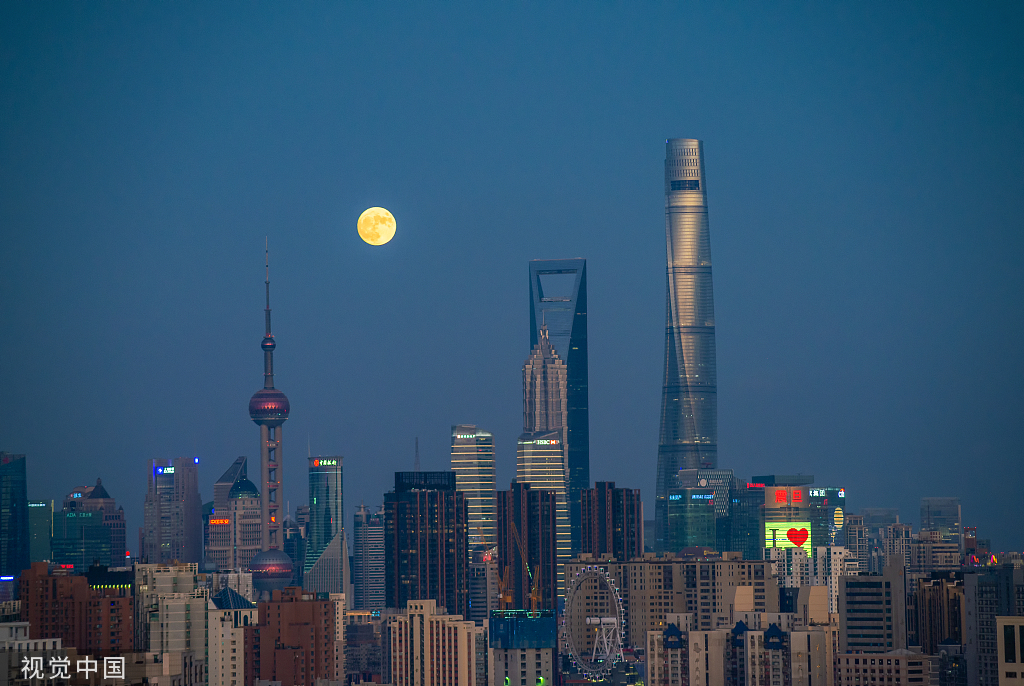 2019年9月13日,中秋佳节,月亮缓缓的在上海陆家嘴金融区升起.图片