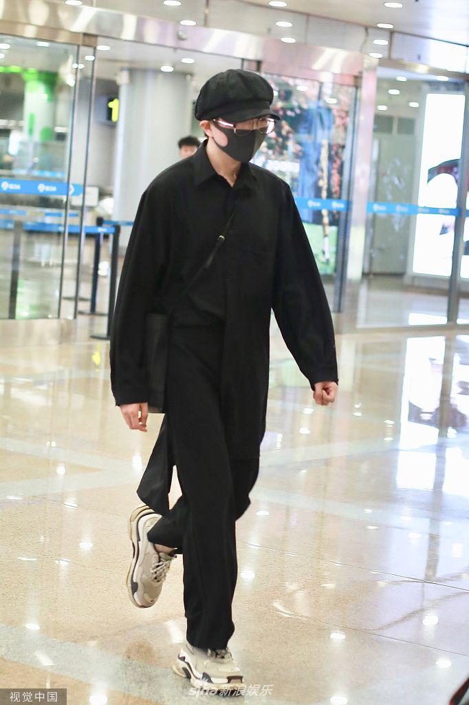 毛不易穿长款黑衬衫变民国小公子 口罩遮面快步走低调有型