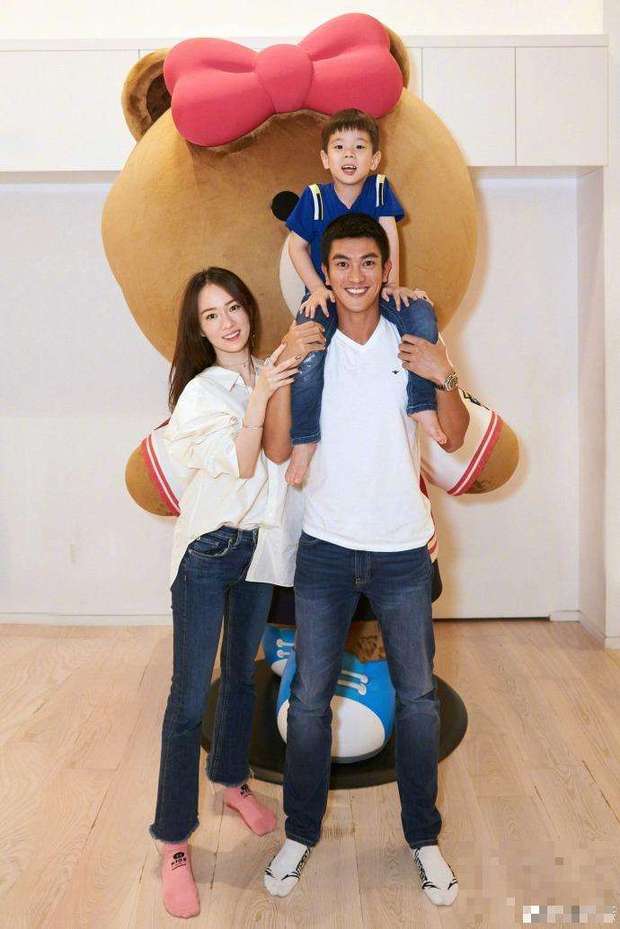 杜江一家三口现身画面温馨 嗯哼坐行李车呆萌可爱