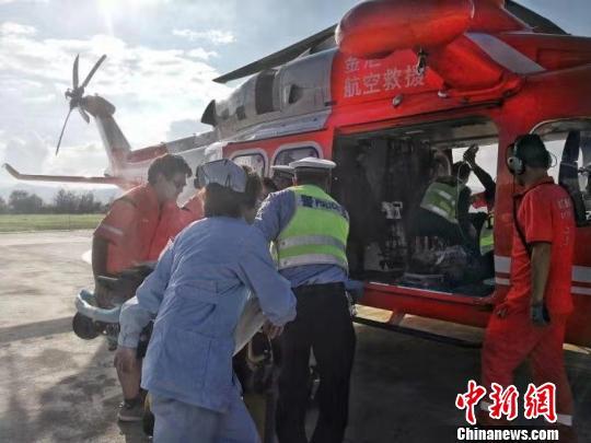 图为伤员被送上救援直升机。 云南高速公路交巡警支队供图 摄