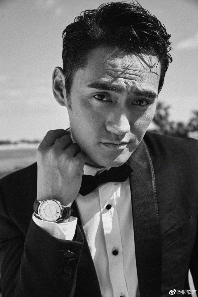袁弘西装配领结尽显绅士范张歆艺晒照调侃你最帅