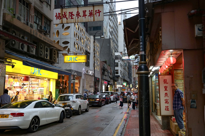 9月香港上环街景。