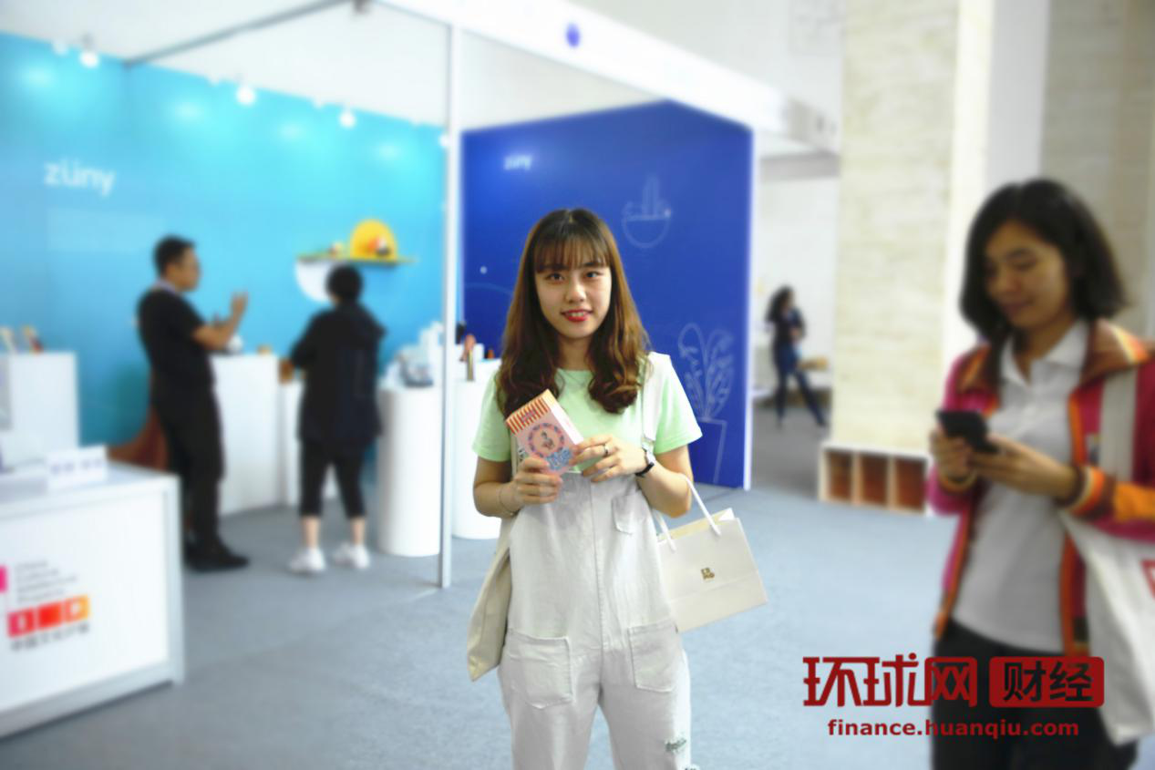 图为观展者向环球网展示其在可米生活展区内购买的商品 环球网记者 高蓉杰 摄