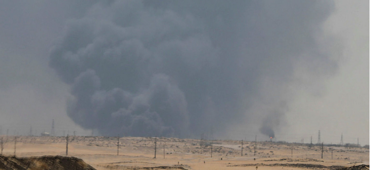 沙特两处石油设施14日发生火灾，浓烟滚滚 图源：路透社