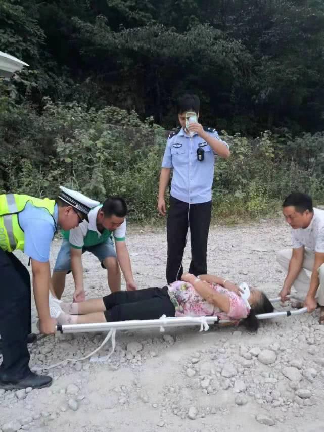 （原题为：《兴安客车翻下山崖致3死11伤 过路的全州三名医生紧急救人》）