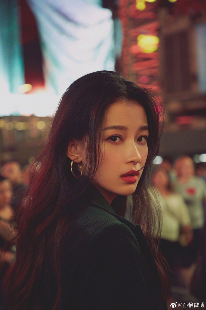 孙怡一身男友风西装随性洒脱化身夜色精灵上演回眸杀