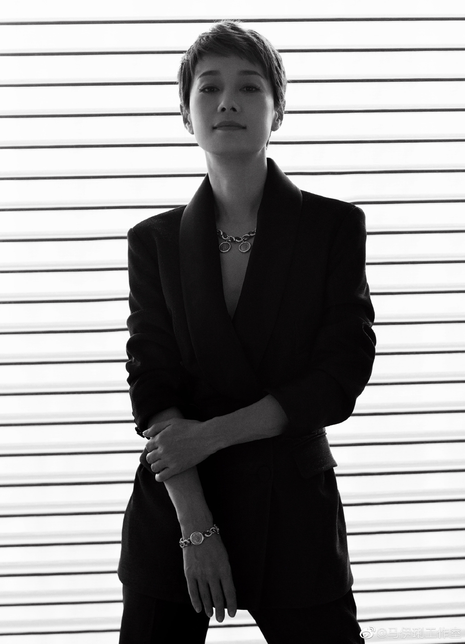 马伊琍离婚后出席珠宝活动挑战真空西装诠释干练女人味