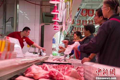 图为山西太原某超市民众购买猪肉。中新社记者 张云 摄
