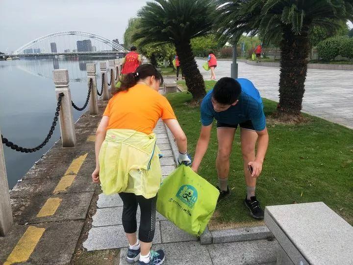 #王利峰参加跑团跑步捡垃圾活动#