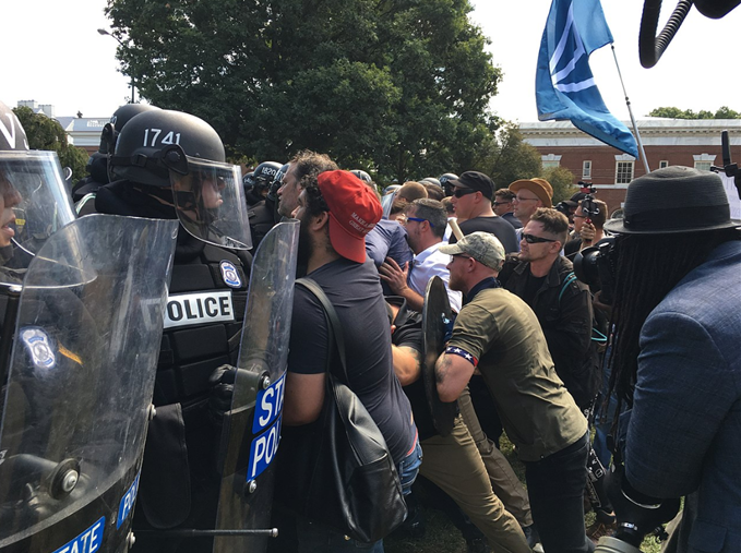 夏洛茨维尔市集会期间，右翼分子同警察发生冲突。