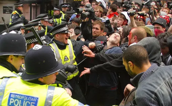 伦敦G20骚乱冲突现场。