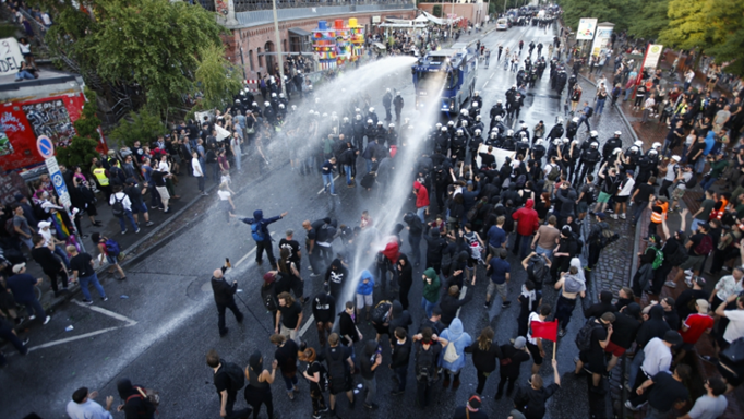 2017年7月6日，汉堡，德国警察用高压水枪对付示威者。
