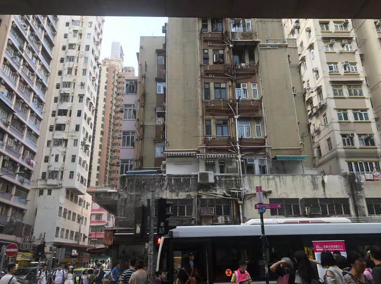 香港岛西部西营盘的一个唐楼社区，看上去显得十分杂乱。 黄博宁摄
