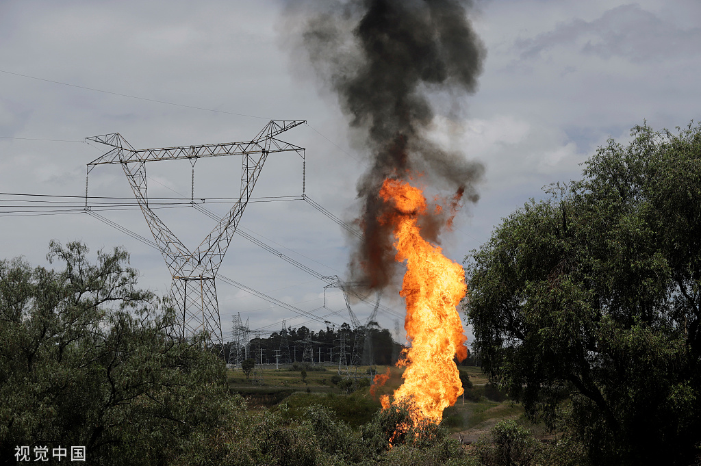 墨西哥一油气管道遭偷盗后泄漏起火