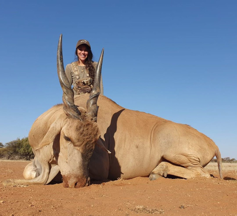 美国护士热衷狩猎晒与动物合影 引网友不满