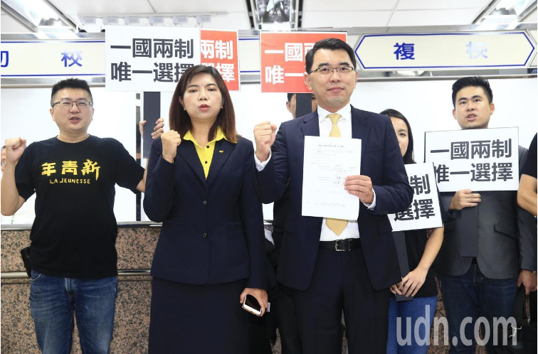 杨世光（前排右）陈丽玲（前排左）（图源：台湾《联合报》）