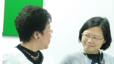 吕秀莲(左)蔡英文(右)