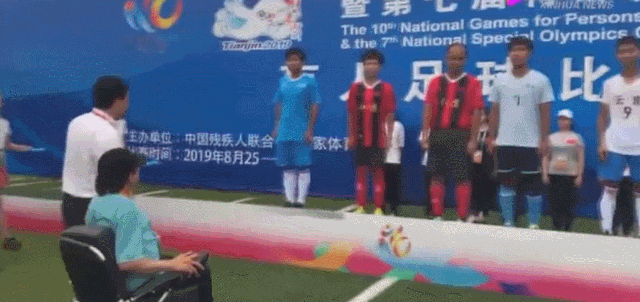 张博(右一)与其他四位运动员一同在赛场边庆祝生日。