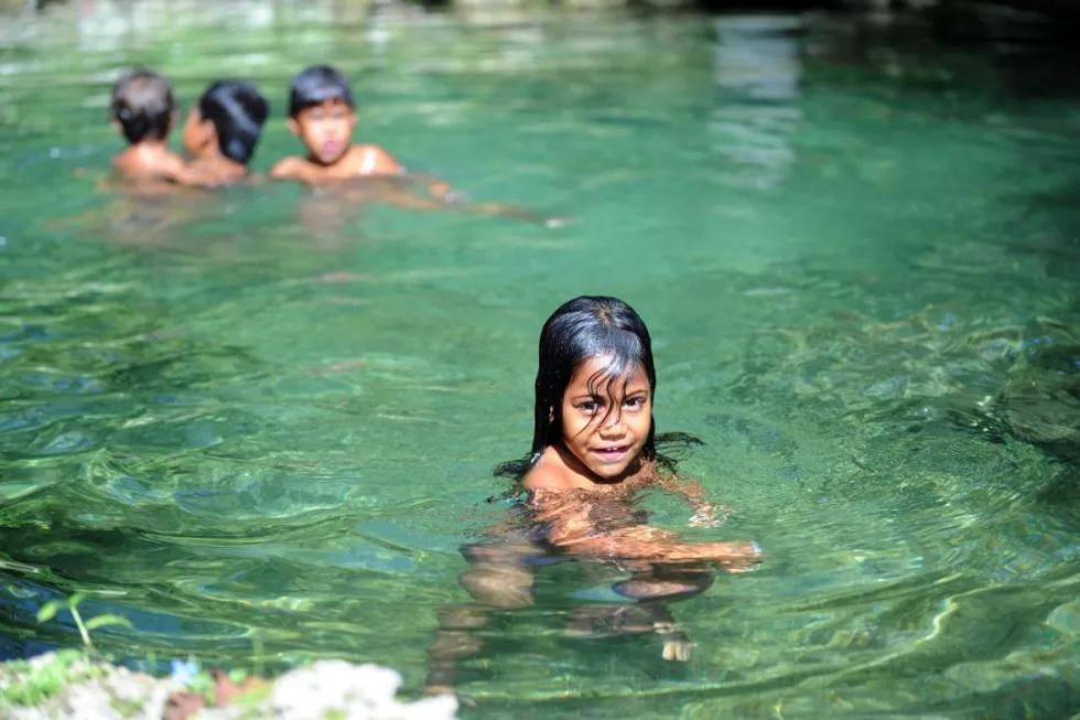 2013年10月29日，在所罗门群岛，孩子们在戏水。新华社记者高健钧摄