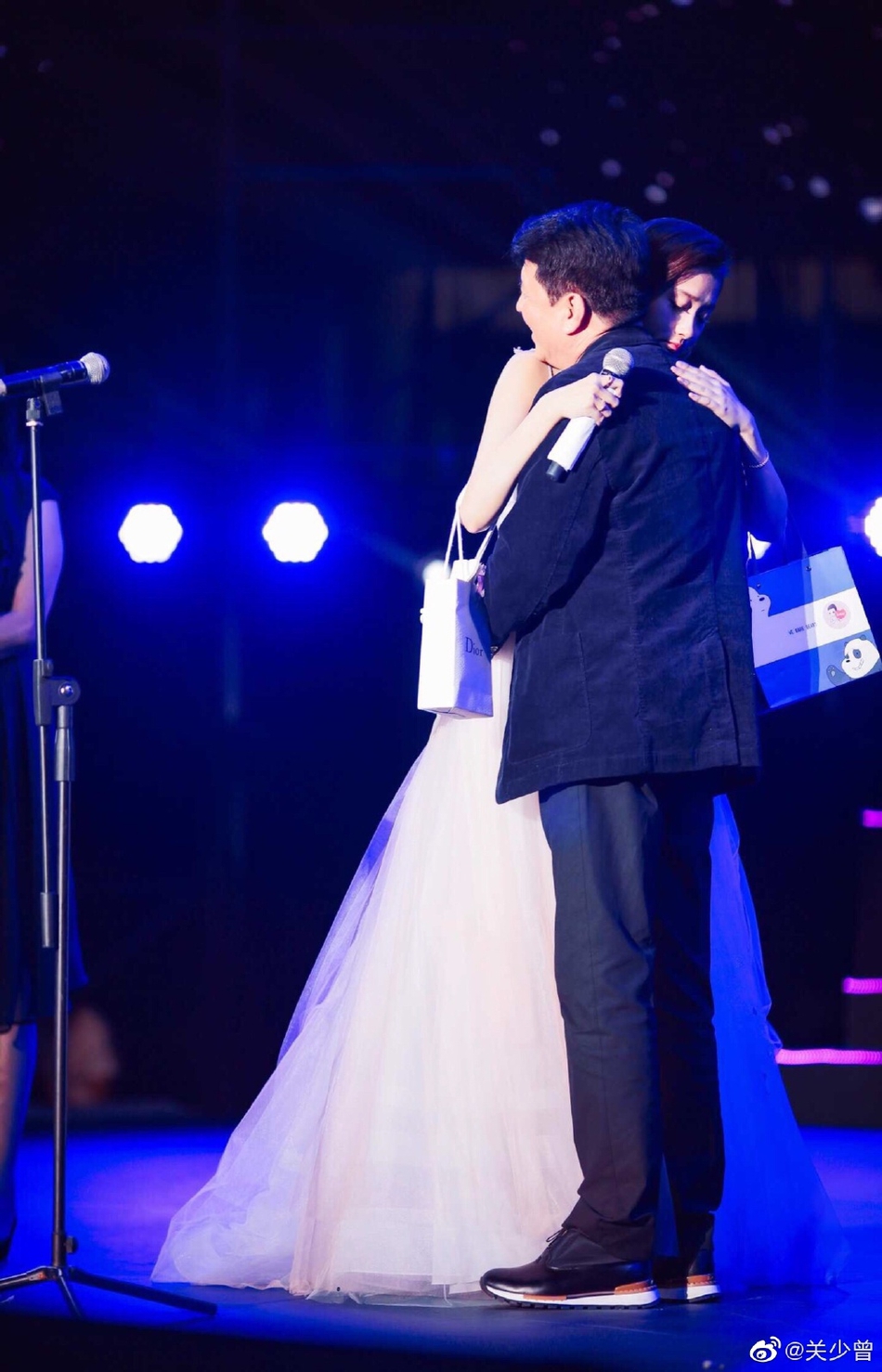 关晓彤迎22岁生日 父亲晒合照寄语女儿