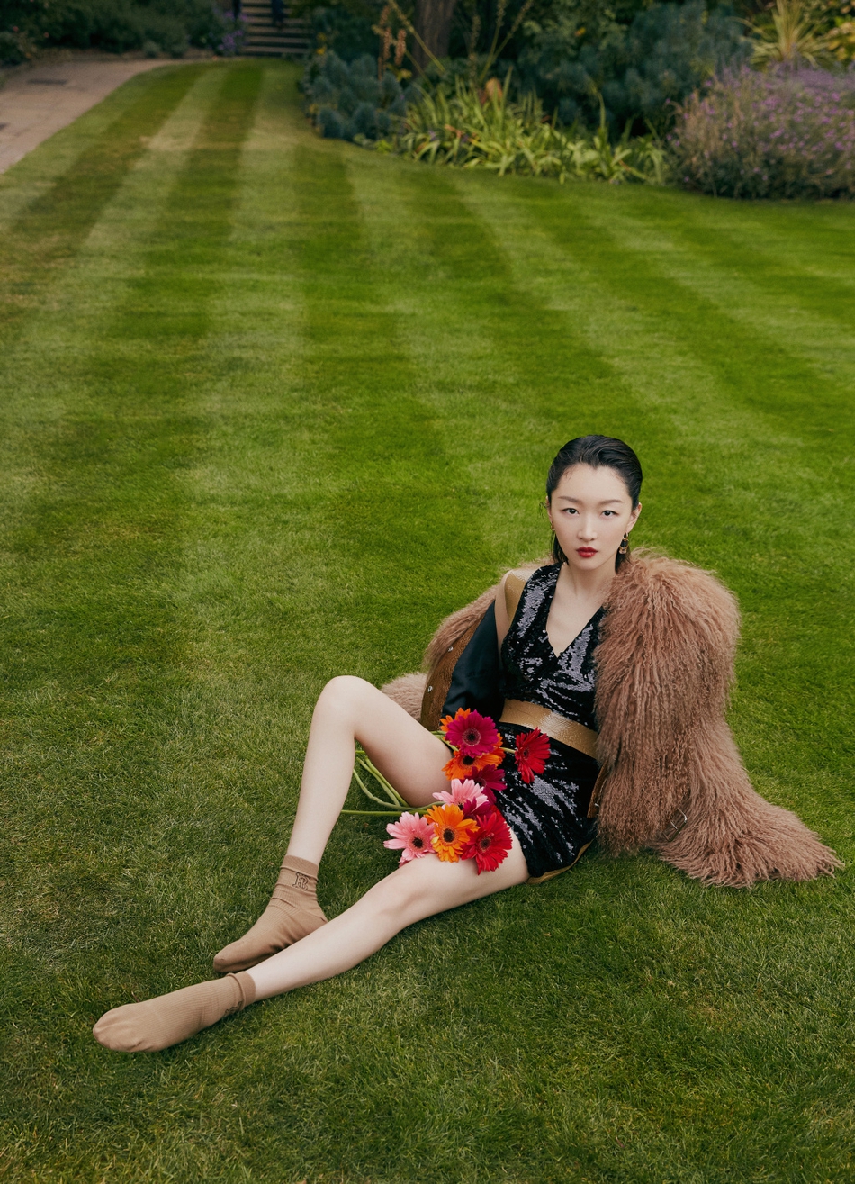 周冬雨亮片裙配皮草性感妩媚 躺草地大秀纤细美腿