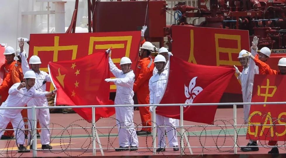 ▲中国香港籍商船“绿宝石号”船员打出感谢海军和祝福祖国的条幅李烈 摄影