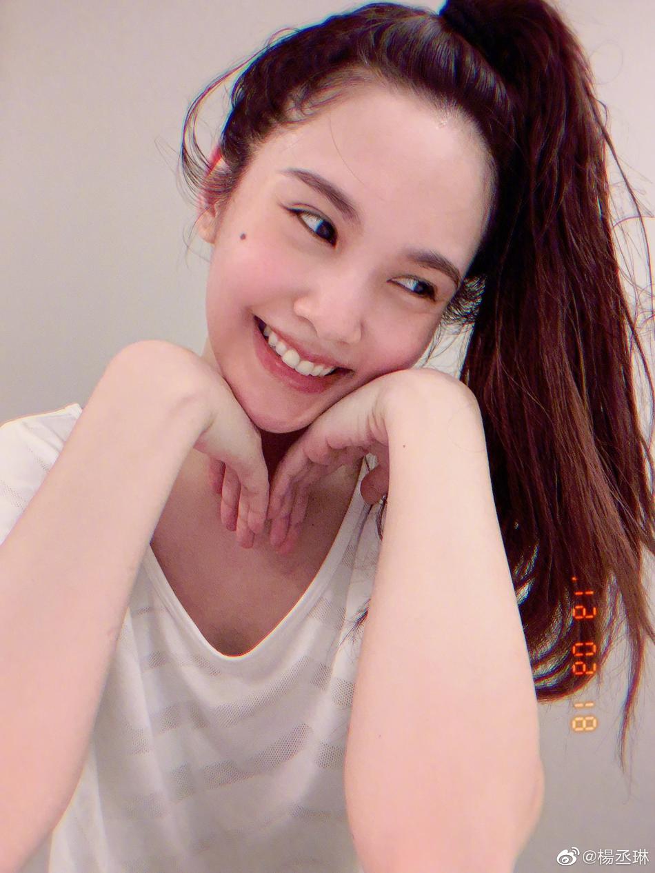 杨丞琳晒九宫格自拍扎高马尾青春面色红润