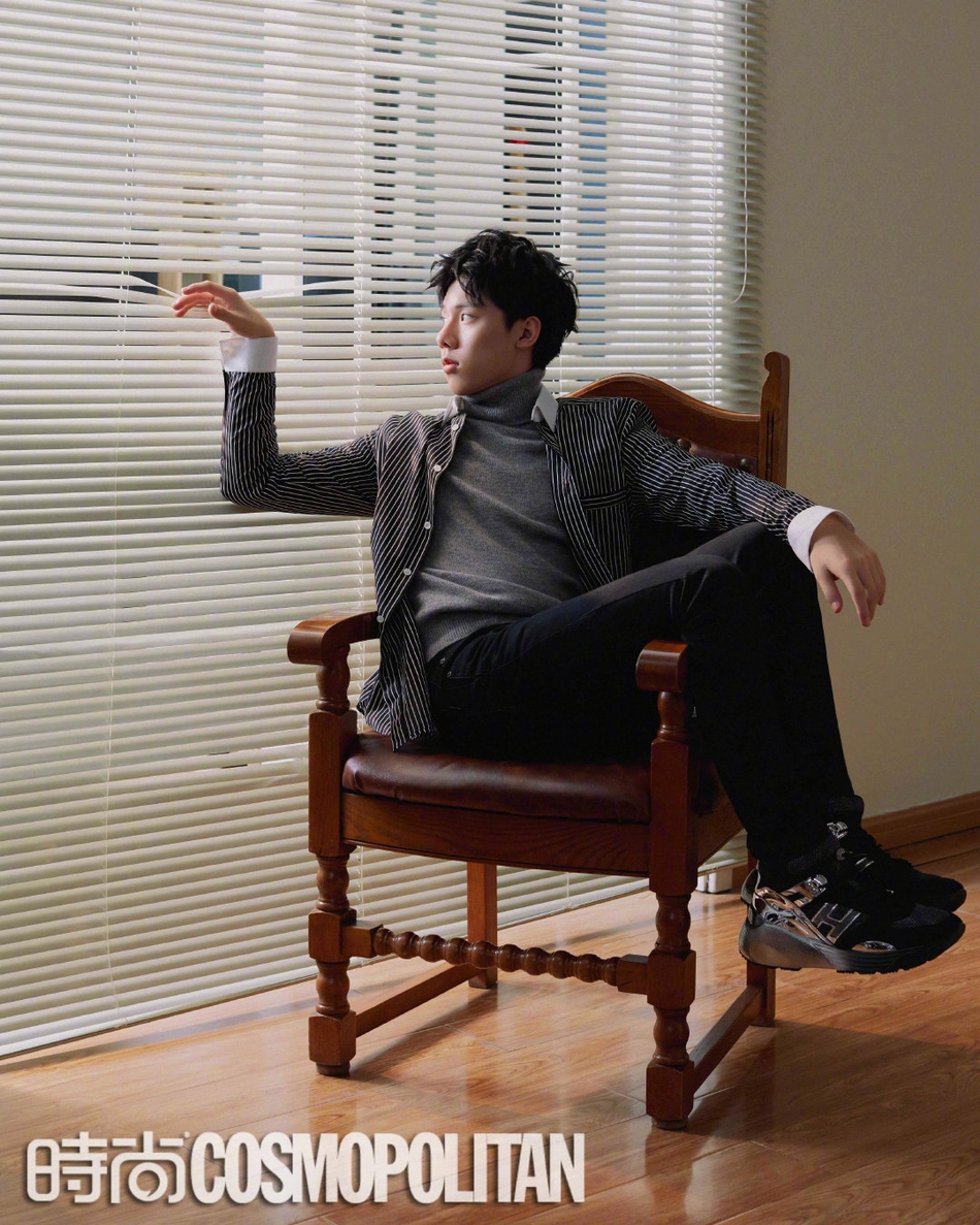 照片中四人穿着成熟时尚,三位男生穿上西装,十分冷峻酷帅,李庚希则穿