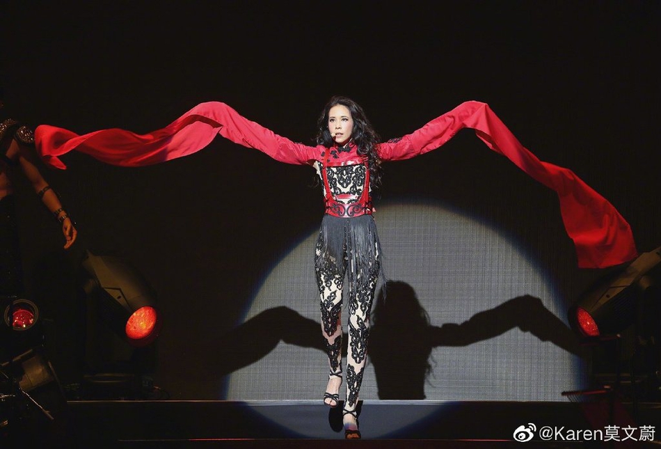 莫文蔚伦敦演唱会现场气氛热闹 穿镂空连体衣秀美腿