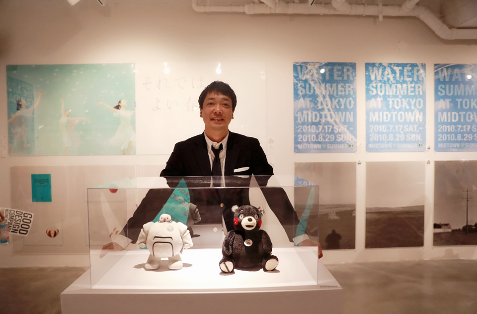 日本设计师水野学和他的设计作品，左为TEKI，右为“熊本熊”。