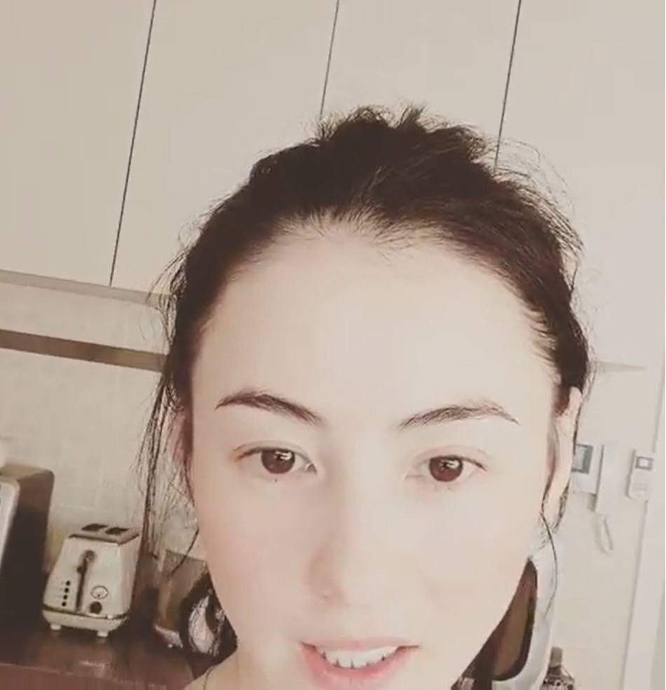 张柏芝晒日常自拍秀香肩锁骨 玩冲浪被大浪拍水里超搞笑