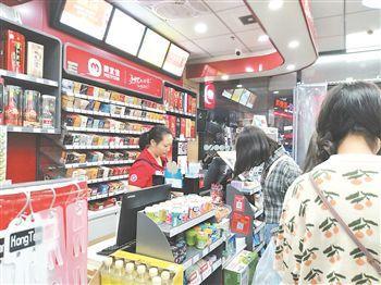 晚11点，重庆合川一家便利店店员正在收银。