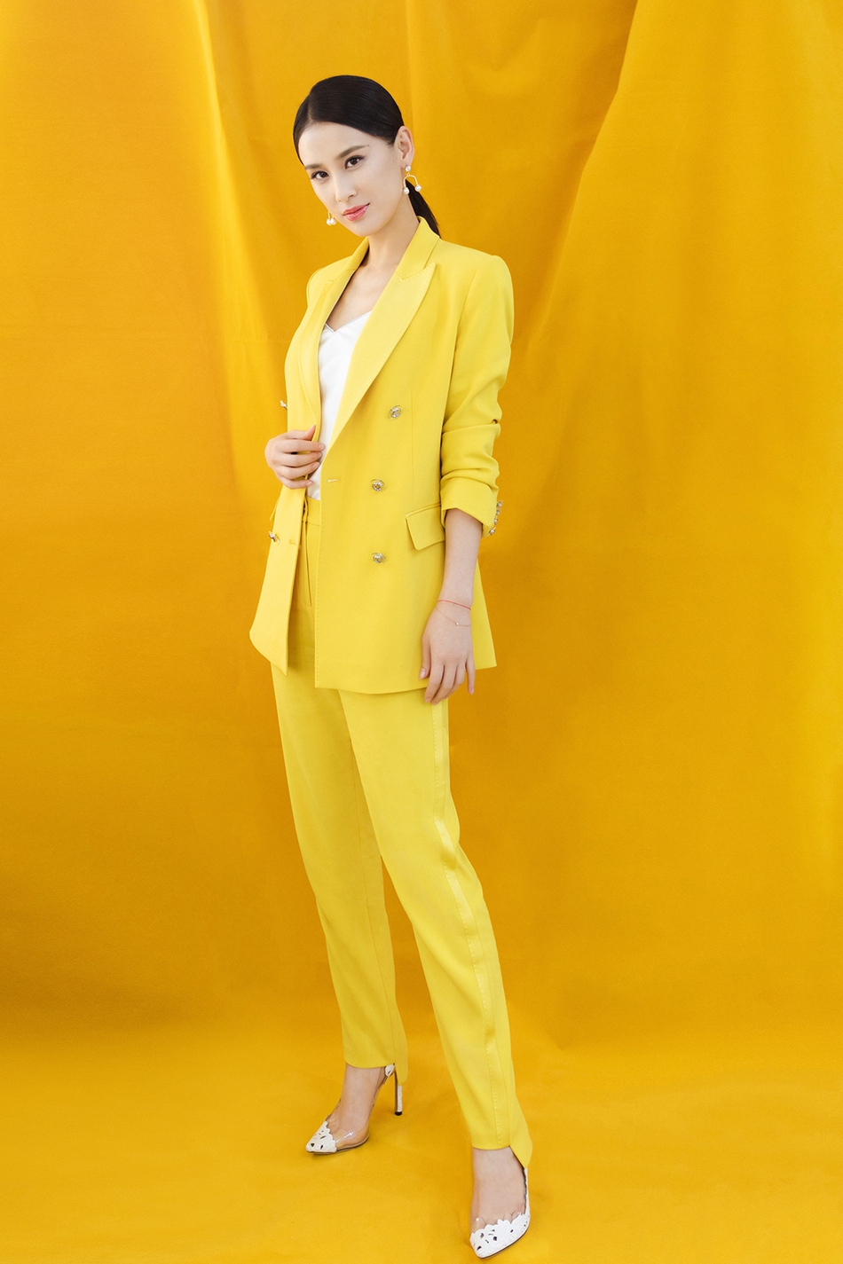 黄圣依穿黄西装优雅不失活力 配珍珠耳环高贵大气