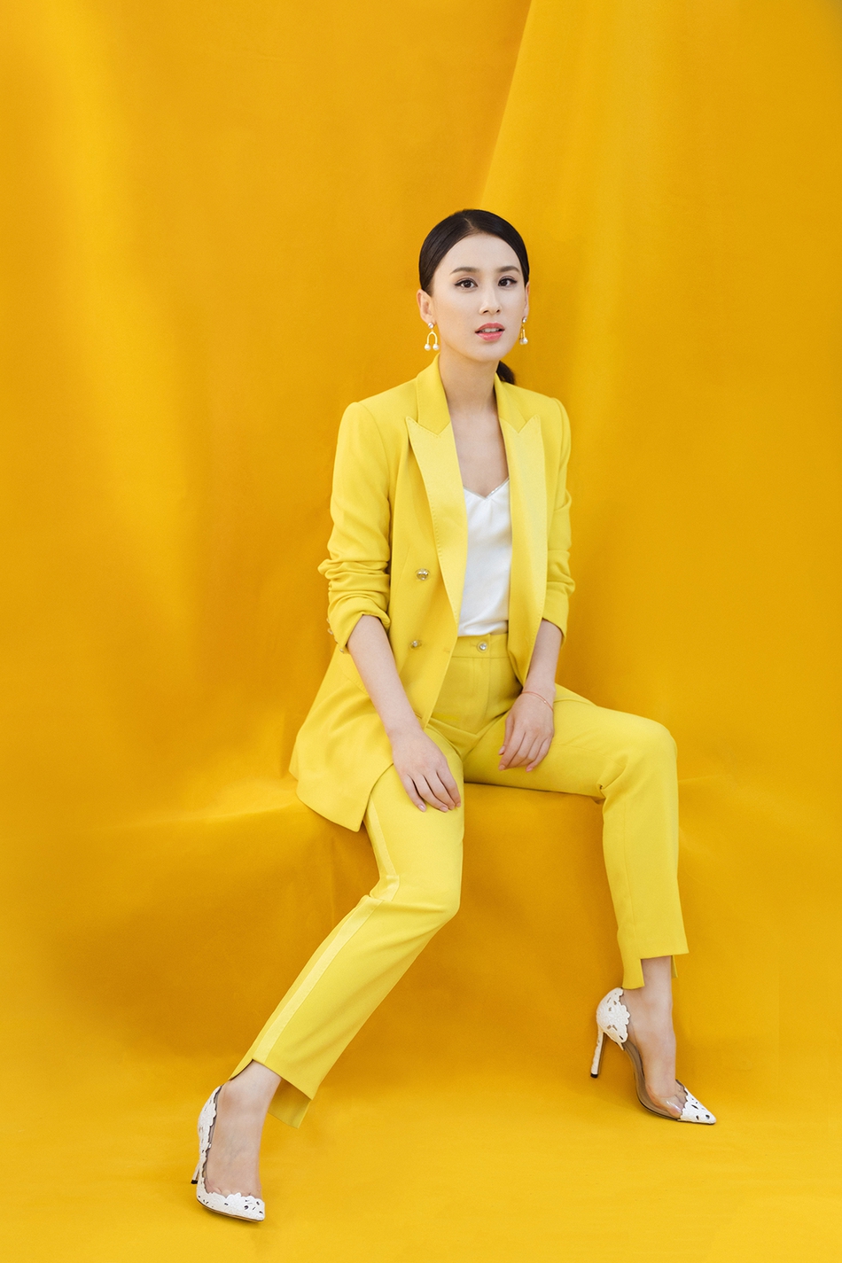 黄圣依穿黄西装优雅不失活力 配珍珠耳环高贵大气