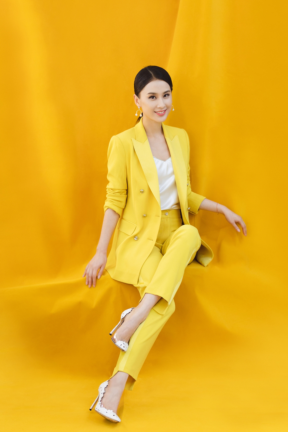 黄圣依穿黄西装优雅不失活力 配珍珠耳环高贵大气