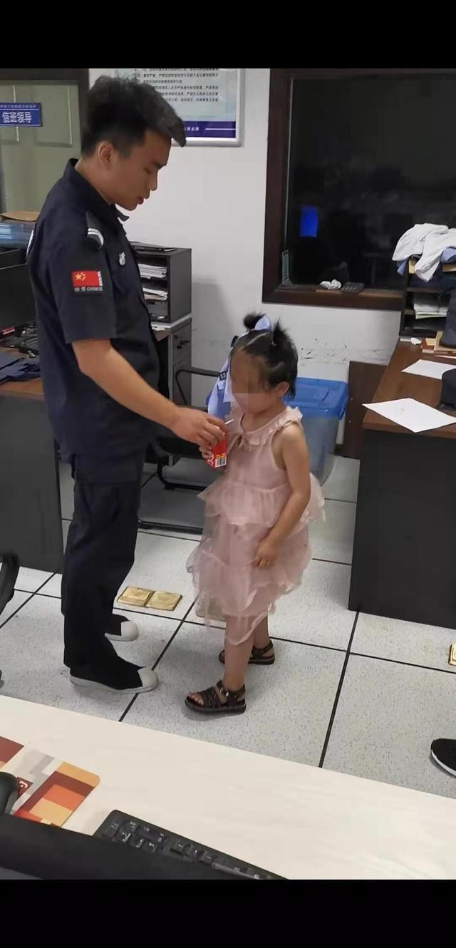民警给小女孩买来牛奶。