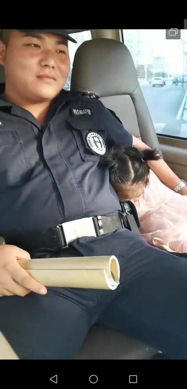小女孩在警车上睡着了。